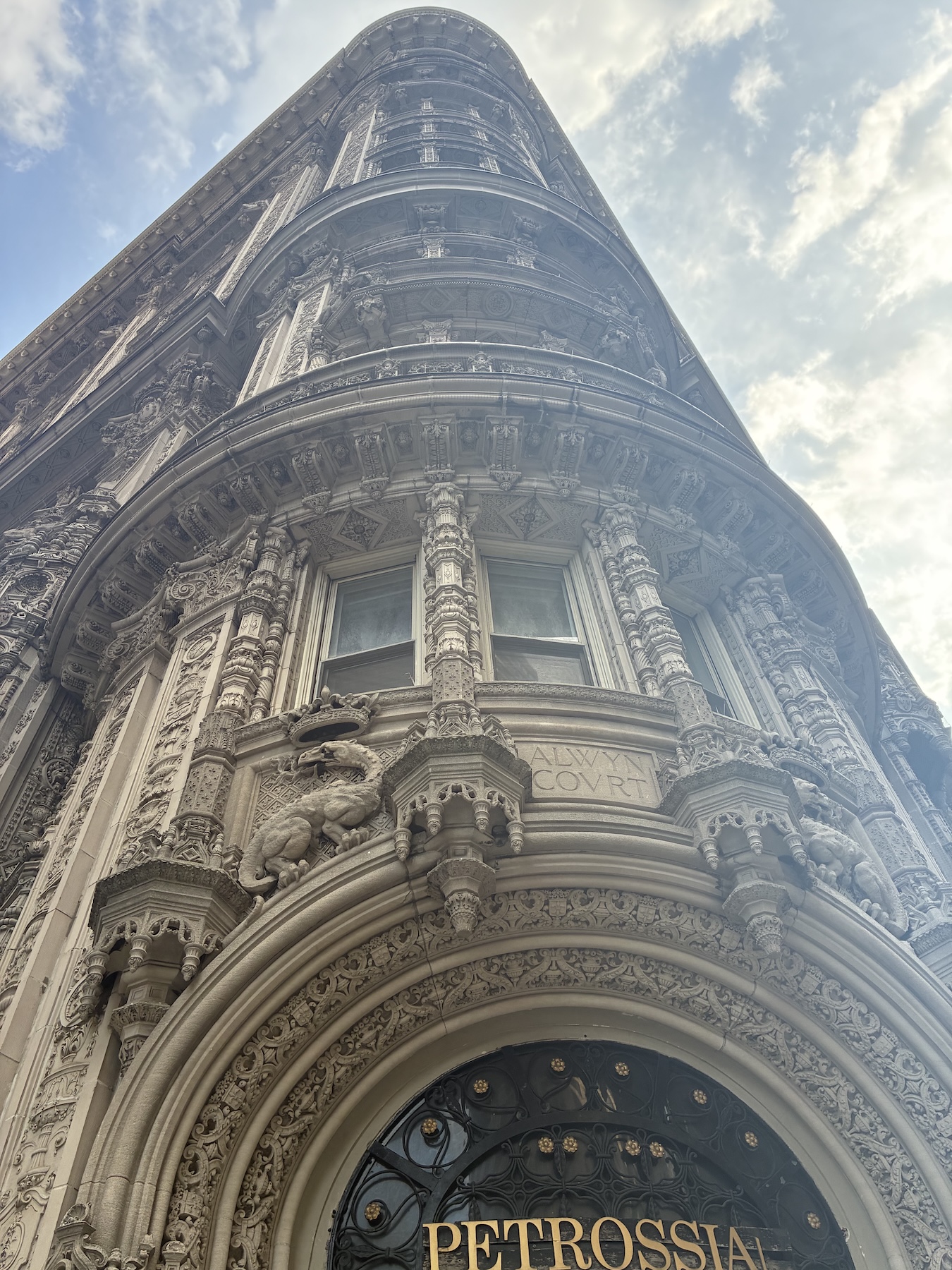 NYC EASY Budynek Petrossian "Alwyn Court Building".