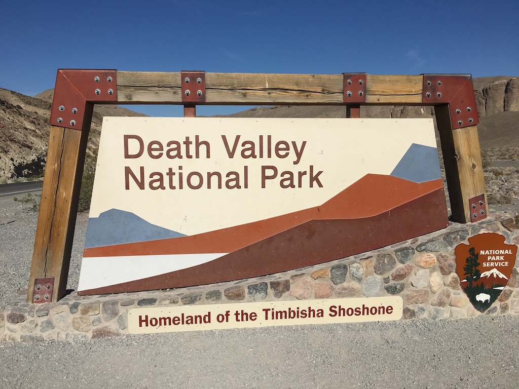 Tablica z napisem Park Narodowy Doliny Śmierci